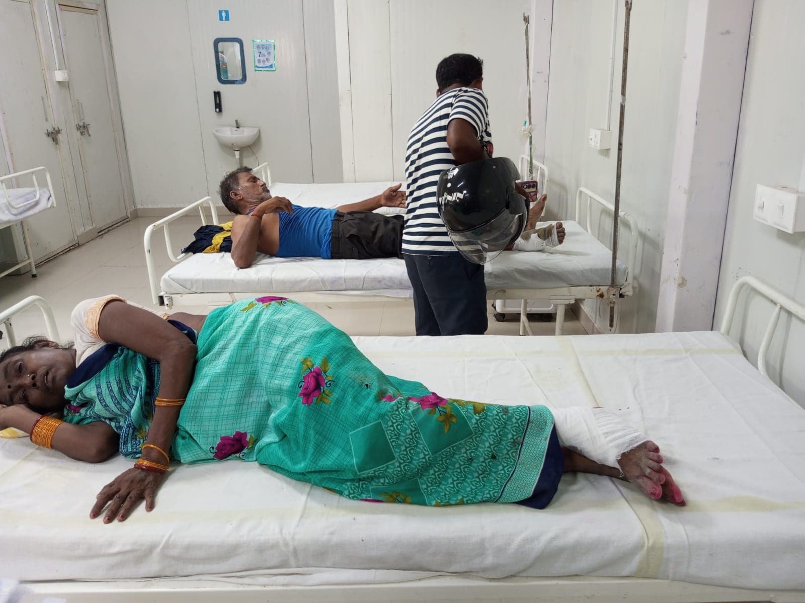 औरंगाबाद में मदनपुर कॉलेज के पास अनियंत्रित होकर पलटा टोटो, तीन घायल