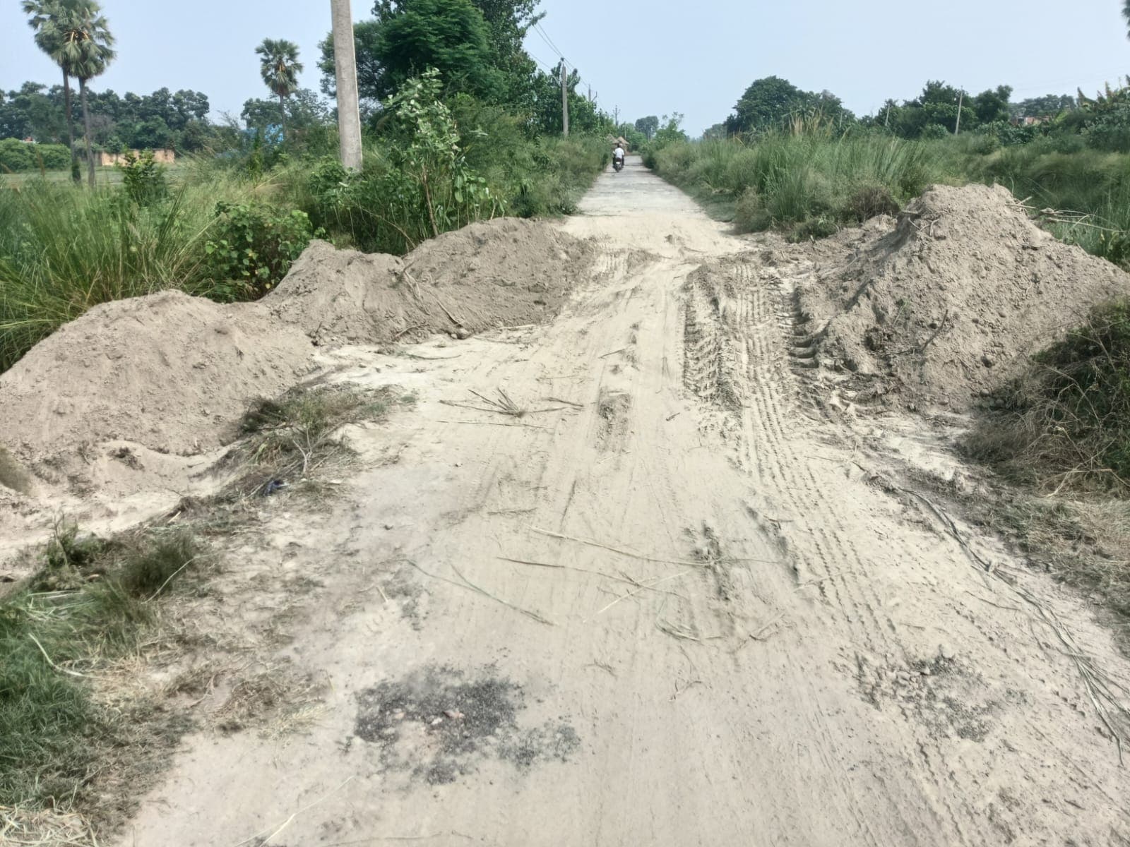 सारण में टूटा गंडक नहर का बांध 24 घंटे में दुरुस्त, तरैया में JCB से मरम्मत कर बहाल हुआ आवागमन