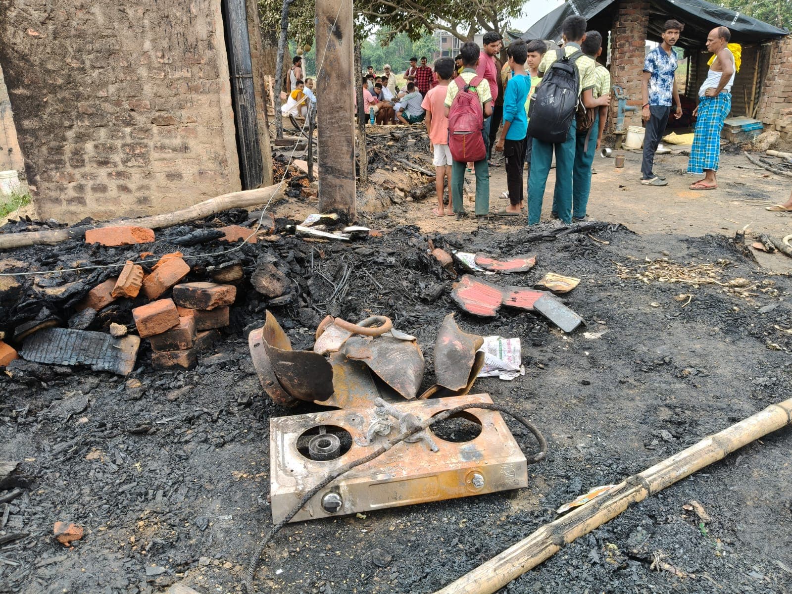 भोजपुर के कोईलवर में झोपड़ी में लगी आग, सिलेंडर ब्लास्ट से वृद्धा झुलसी, लाखों की संपत्ति राख