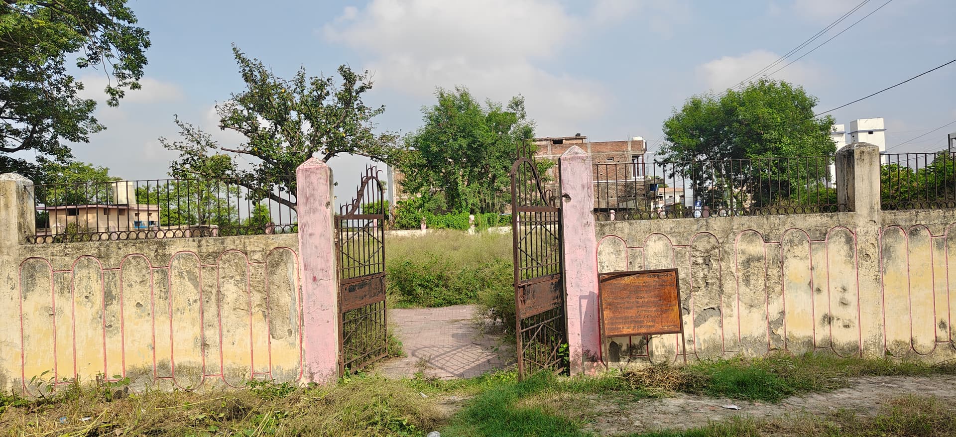 सारण में 13.56 लाख से बना चिल्ड्रन पार्क बदहाल, झाड़ियों में तब्दील हुआ परिसर, छात्र-छात्राओं ने उठाए सवाल