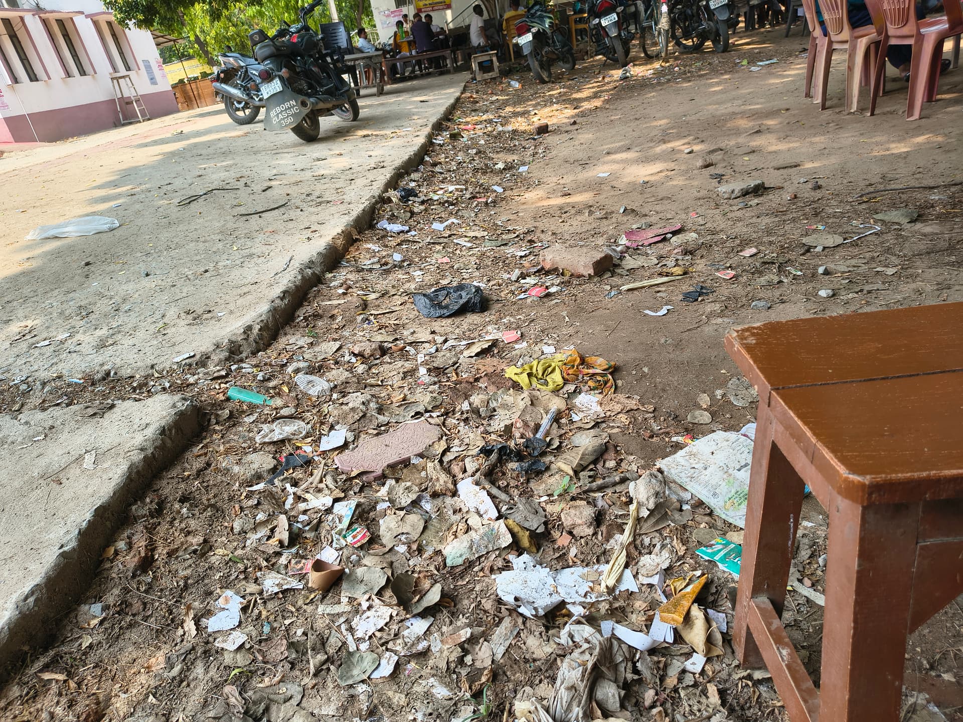 आरा में सड़क पर लगा कचरे का अंबार, नगर निगम की लापरवाही पर भड़के लोग, स्वच्छता पर उठे सवाल
