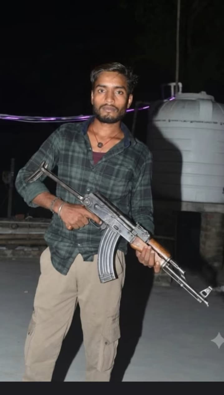कट्टा और AK-47 जैसी राइफल के साथ युवक का वीडियो वायरल, पुलिस ने शुरू की जांच