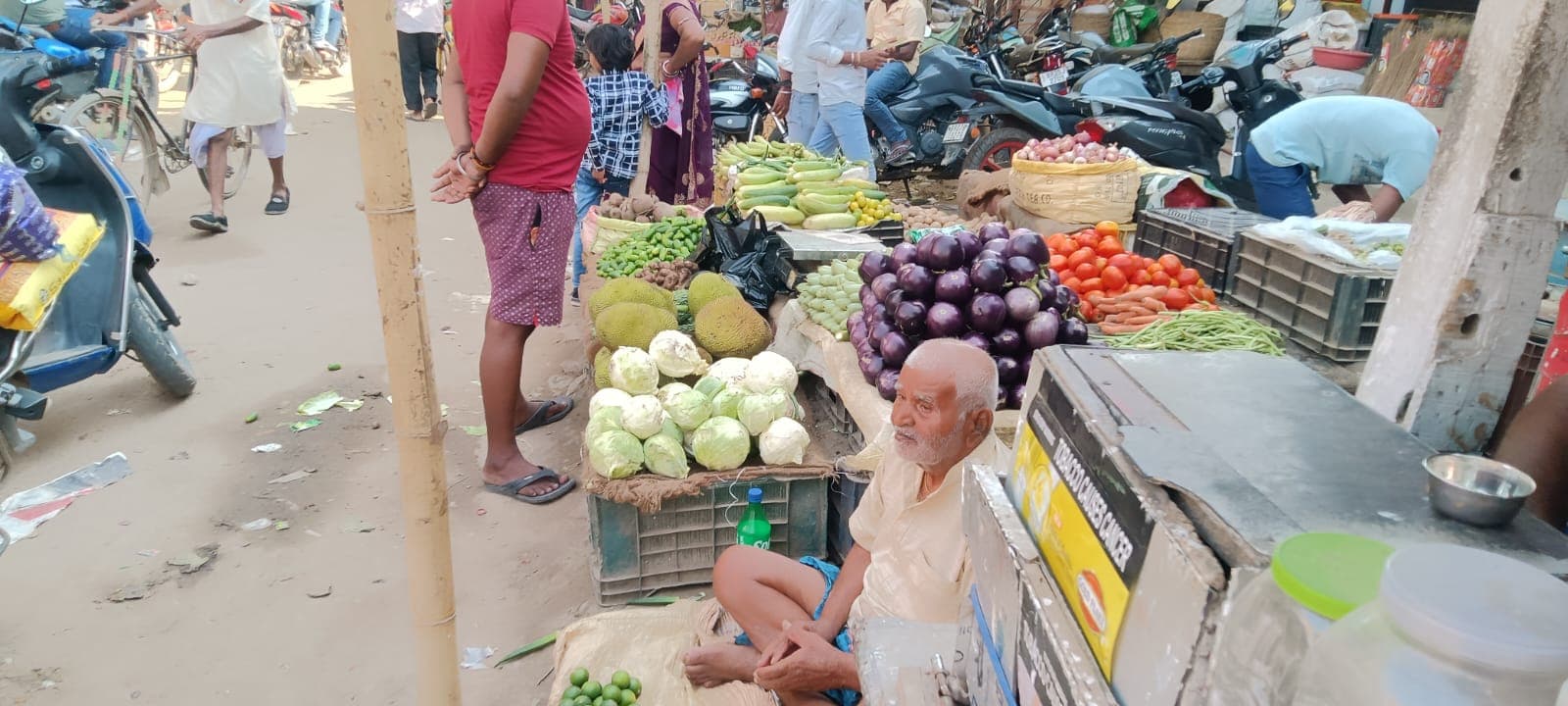घोसी बाजार में सड़क किनारे सज रही सब्जी की दुकानें, बढ़ते अतिक्रमण से परेशानी, कार्रवाई की मांग