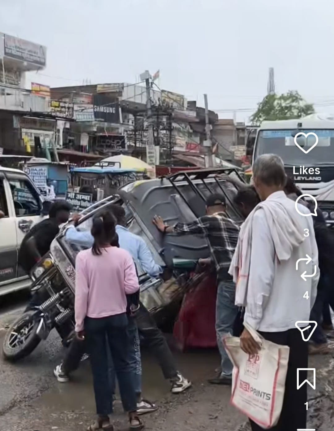 अंबा-नवीनगर मुख्य मार्ग पर बने गहरे गड्ढे, यात्रियों से भरा ऑटो पलटा, बड़ा हादसा टला