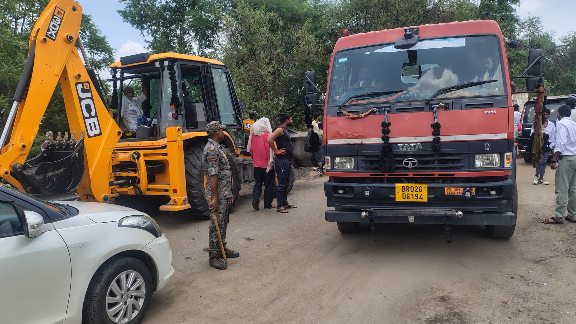 जर्जर दोमुहान पुल पर पुलिस की मौजूदगी में धड़ल्ले से दौड़ रहे भारी वाहन, घंटों लग रहा जाम
