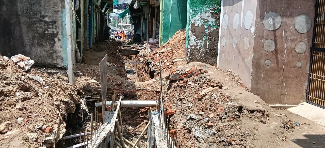 कैमूर में अधूरे नाला निर्माण से बढ़ी लोगों की मुश्किलें, बारिश में जलजमाव और कीचड़ के कारण एक सप्ताह से बंद पड़ीं दुकानें