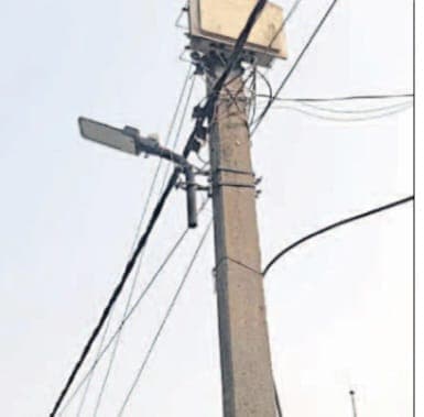 महाराजगंज की पंचायतों में बुझ गईं स्ट्रीट लाइटें, लाखों खर्च के बाद भी गांव अंधेरे में