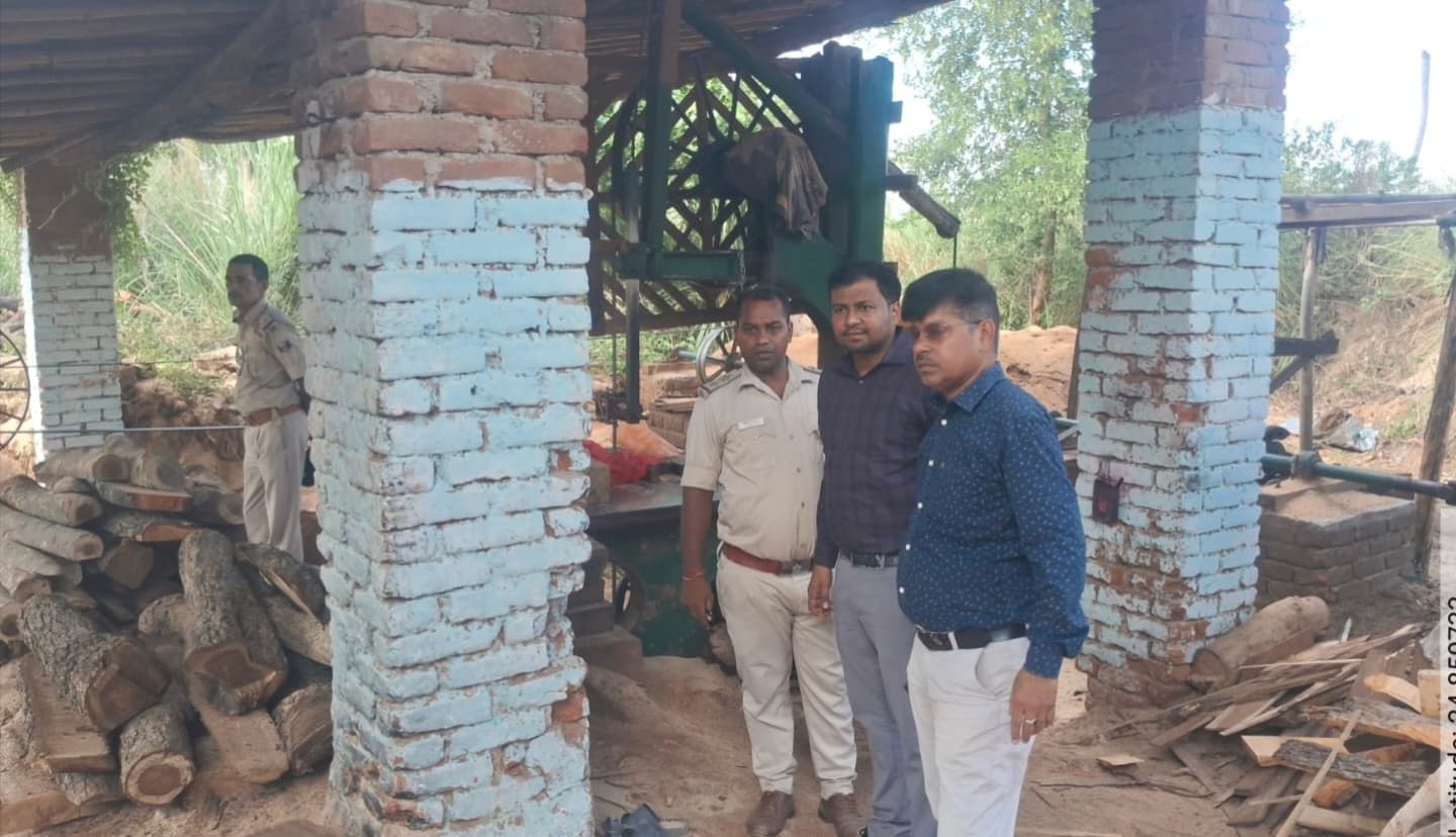नवादा में अवैध आरा मिल पर वन विभाग की कार्रवाई, लकड़ी चीरने की मशीनें और अन्य उपकरण जब्त