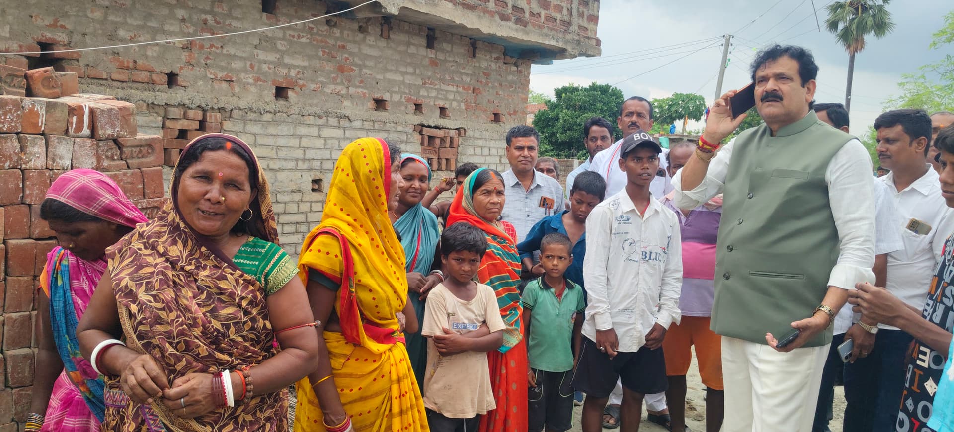 नवादा में ओवरलोड वाहनों से टूटी सड़क, ग्रामीणों ने विधायक के नेतृत्व में किया जाम