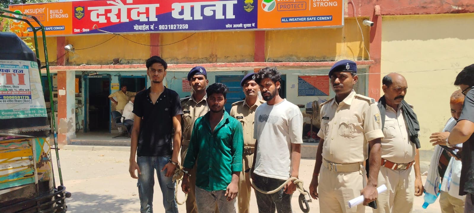 सीवान: मोबाइल में हथियार के साथ वीडियो रखना पड़ा भारी, दरौंदा पुलिस ने तीन युवकों को पकड़ा