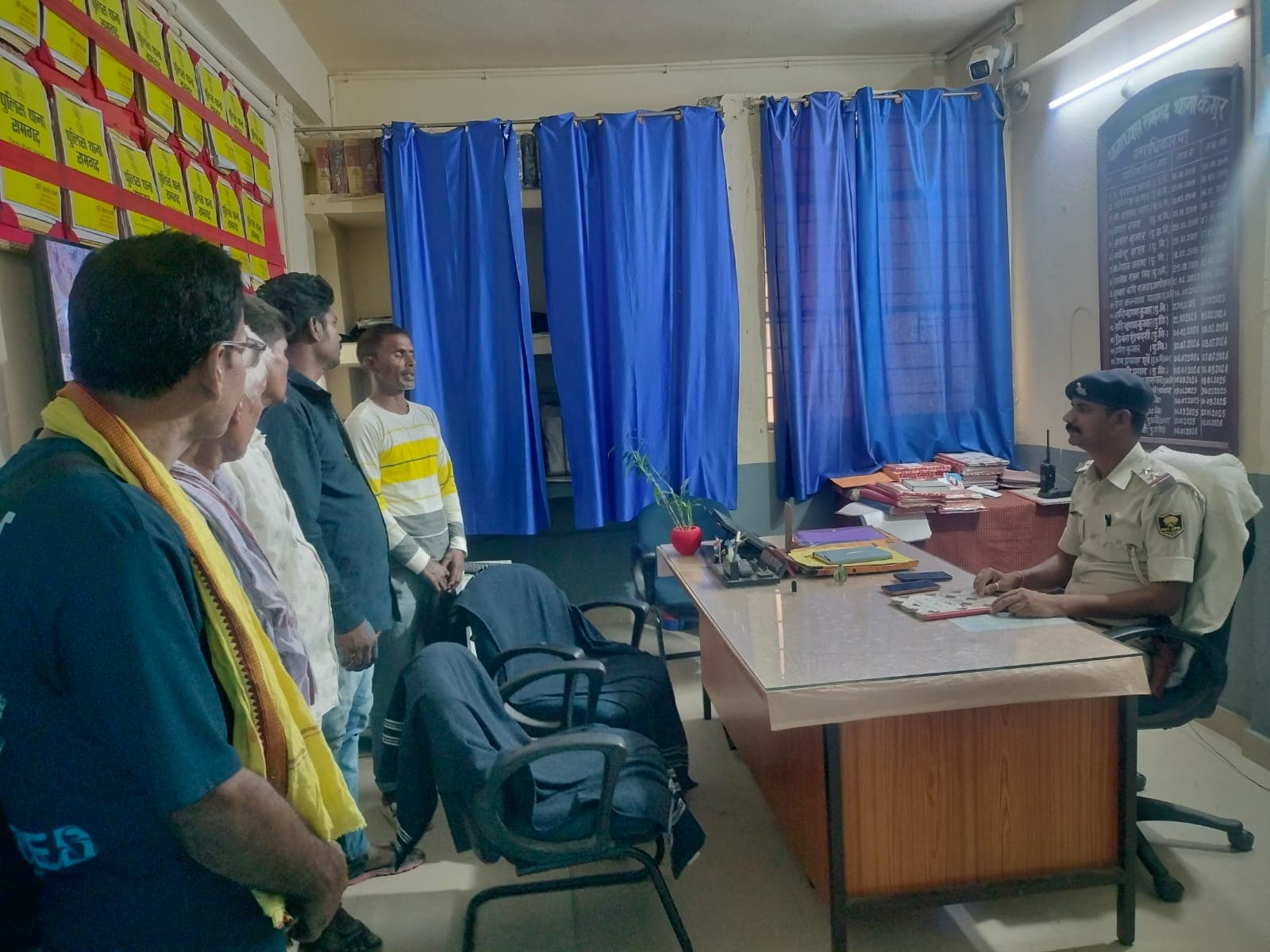 कैमूर में थानाध्यक्ष ने असामाजिक तत्वों को दी कड़ी चेतावनी, रामगढ़ थाना में गुंडा परेड