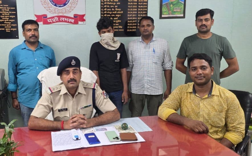 छपरा जंक्शन पर आरपीएफ की कार्रवाई, दो चोरी के मोबाइल के साथ शातिर गिरफ्तार