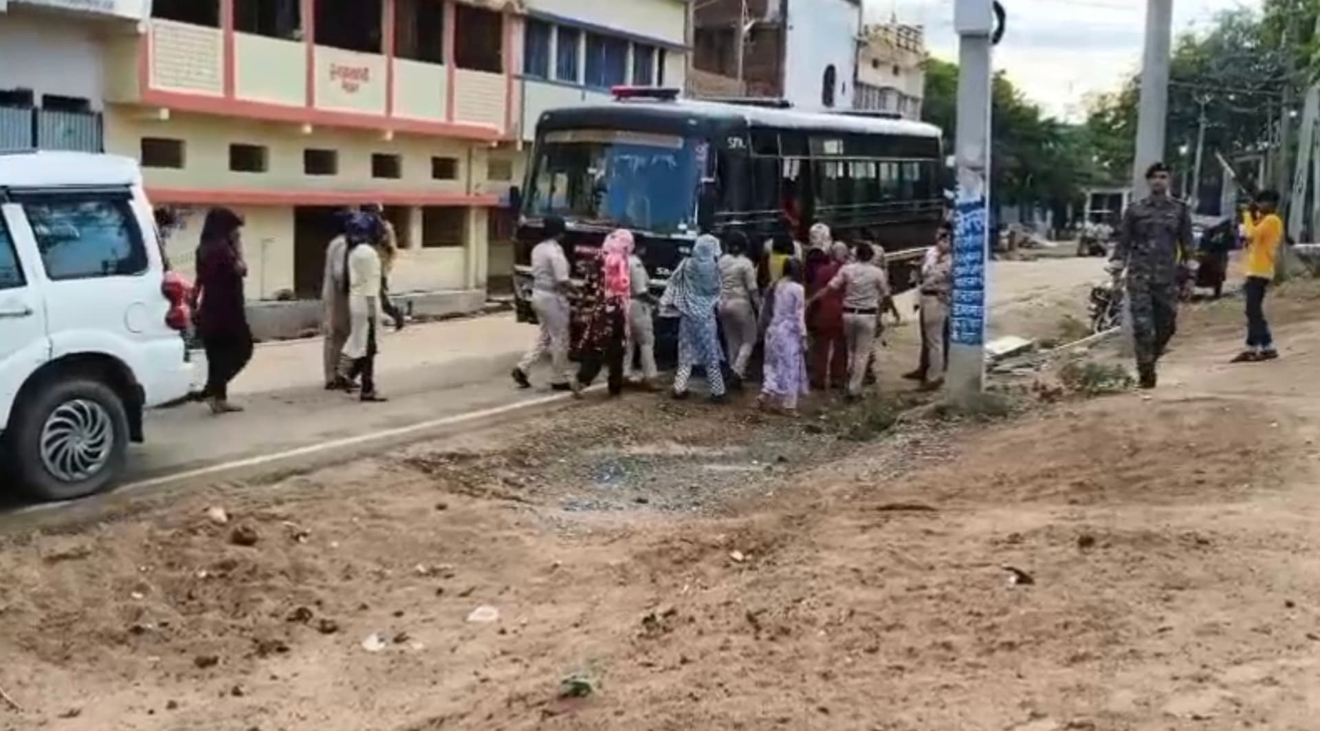 अरवल में रेड लाइट एरिया पर पुलिस का शिकंजा, महिला पुलिस के साथ चला सर्च अभियान