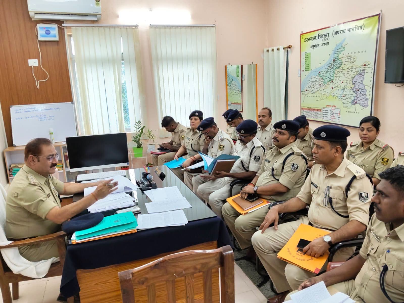 अरवल में अपराध नियंत्रण को लेकर समीक्षा बैठक, अवैध शराब और हथियारों पर कार्रवाई तेज करने का निर्देश