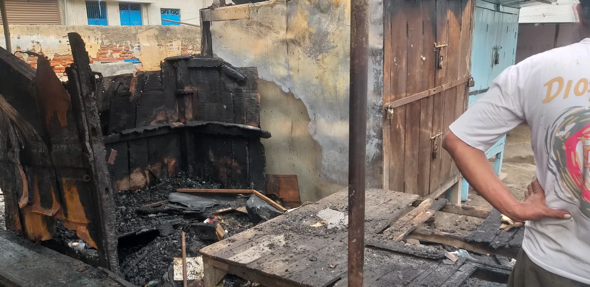 रोहतास में कपड़ा दुकान में लगी आग, लाखों की संपत्ति जलकर खाक; शरारती तत्वों पर आशंका