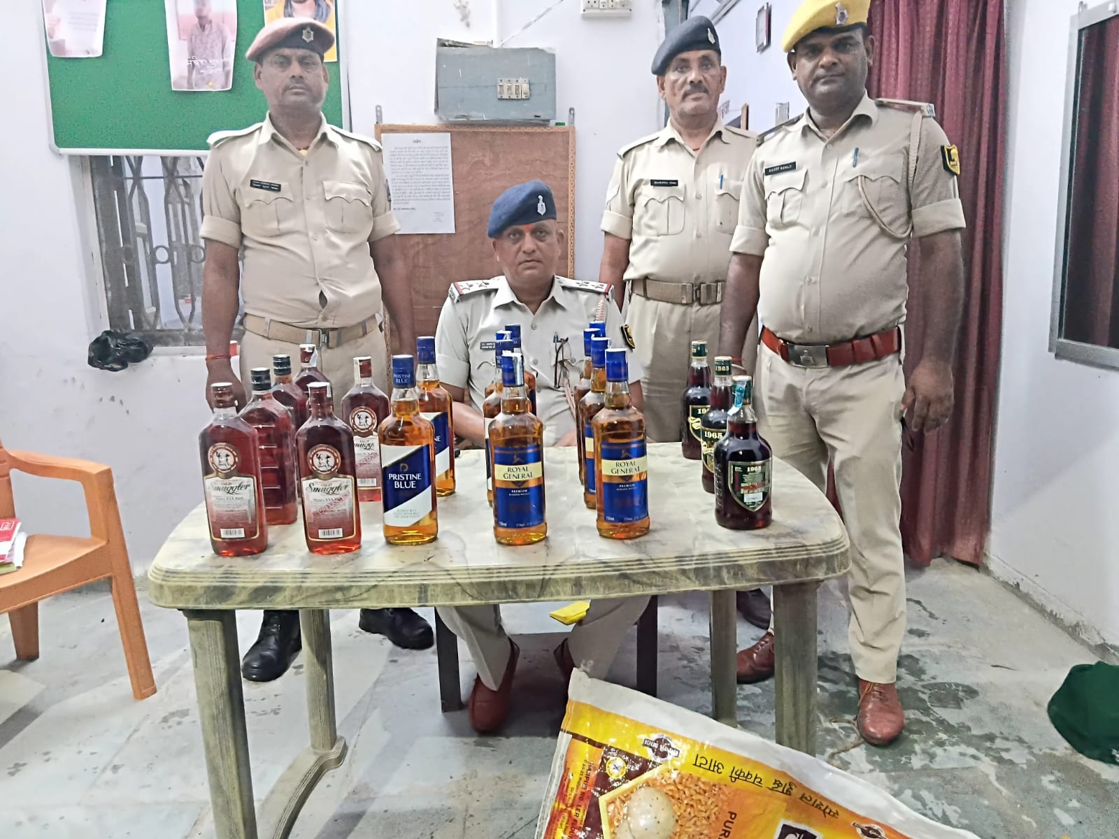 नवगछिया रेलवे स्टेशन पर जीआरपी की बड़ी कार्रवाई, पैसेंजर ट्रेन से 14.25 लीटर विदेशी शराब बरामद