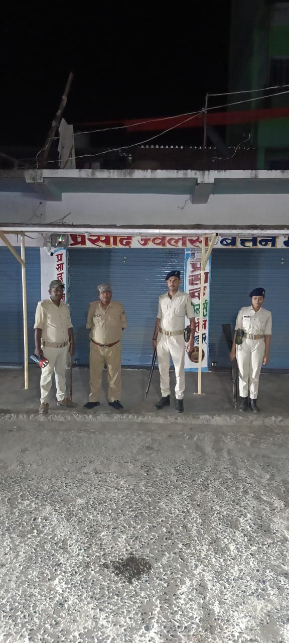 सारण में SSP के निर्देश पर रातभर चला विशेष गश्ती अभियान, बैंक-ATM और ज्वेलर्स की दुकानों पर पुलिस की कड़ी निगरानी