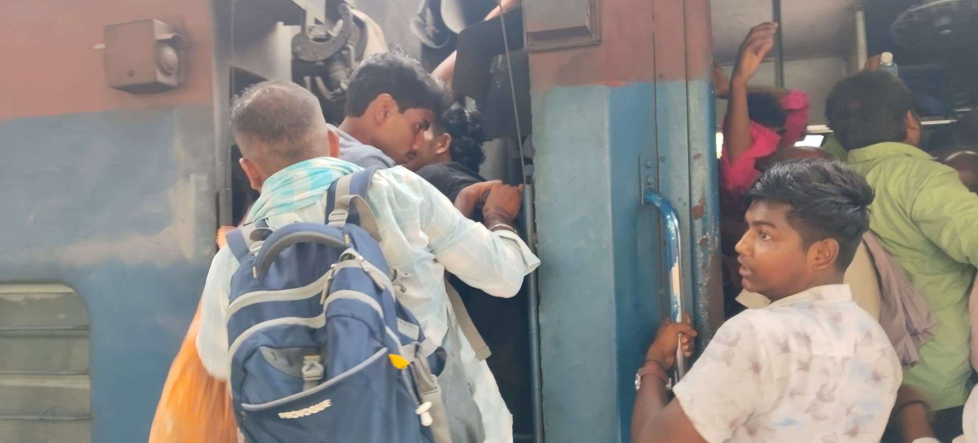 धुलियान पैसेंजर: सीट तो दूर, खड़े होने की जगह नहीं, कपलिंग पर लटककर सफर कर रहे यात्री