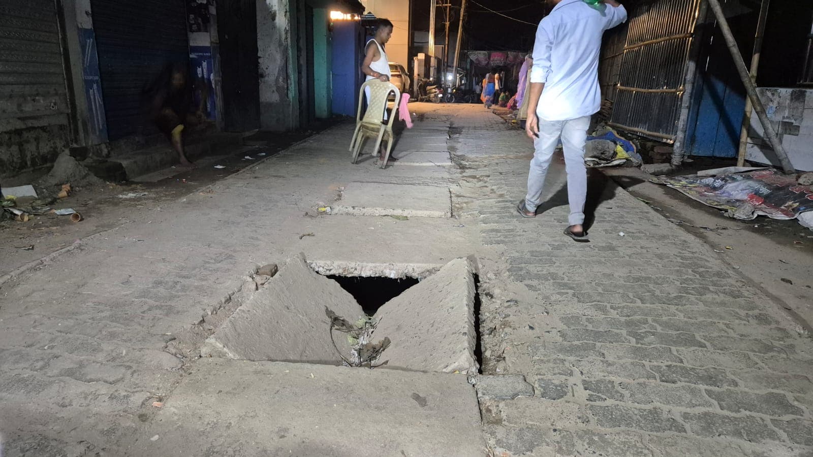 टूटे नाले के ढक्कन से बढ़ा हादसों का खतरा, एक सप्ताह में कई लोग हुए घायल