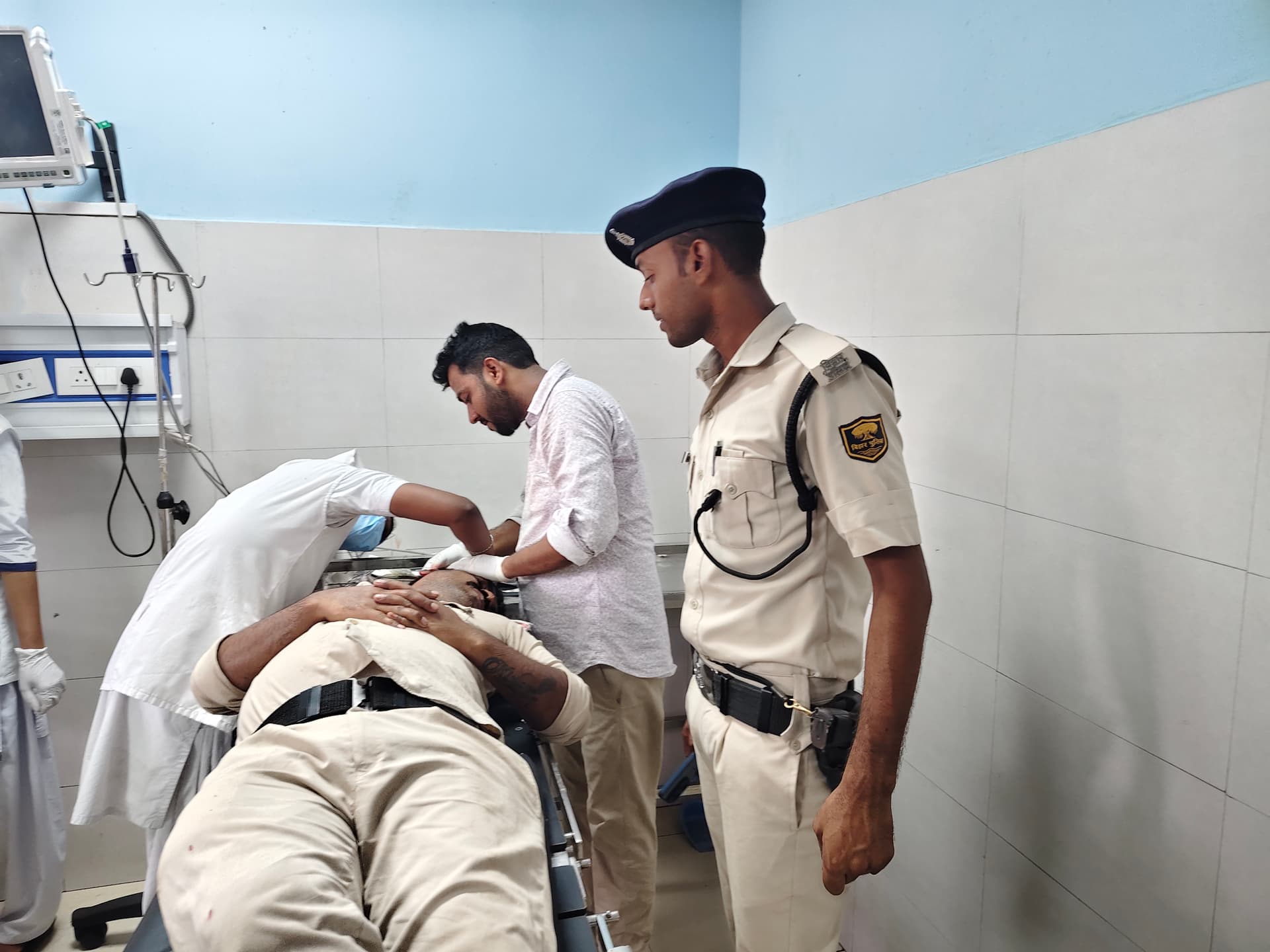 आरा में होमगार्ड जवान से मारपीट: ऑटो हटाने को कहा तो चालकों की भीड़ ने कर दिया हमला, अस्पताल में इलाज जारी