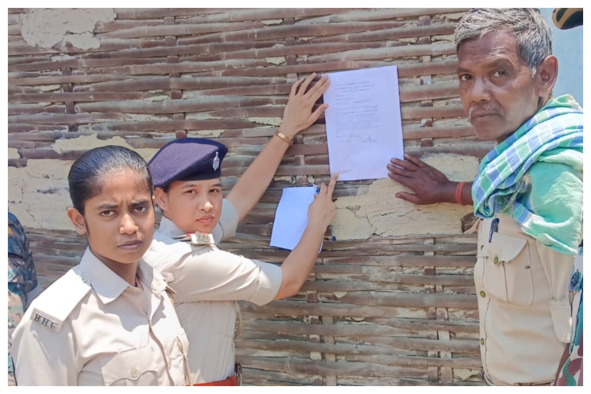 पॉक्सो एक्ट में फरार आरोपी के घर पुलिस ने ढोल-नगाड़ों के साथ चिपकाया इश्तिहार