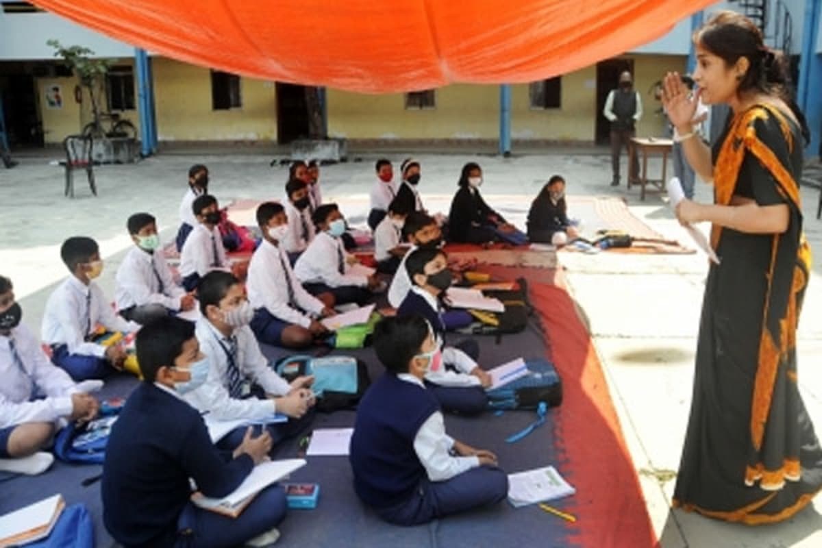 बंगाल के स्कूलों में प्रबंधन समितियां भंग, अब पार्ट-टाइम शिक्षकों की सैलरी को लेकर फंसा पेंच