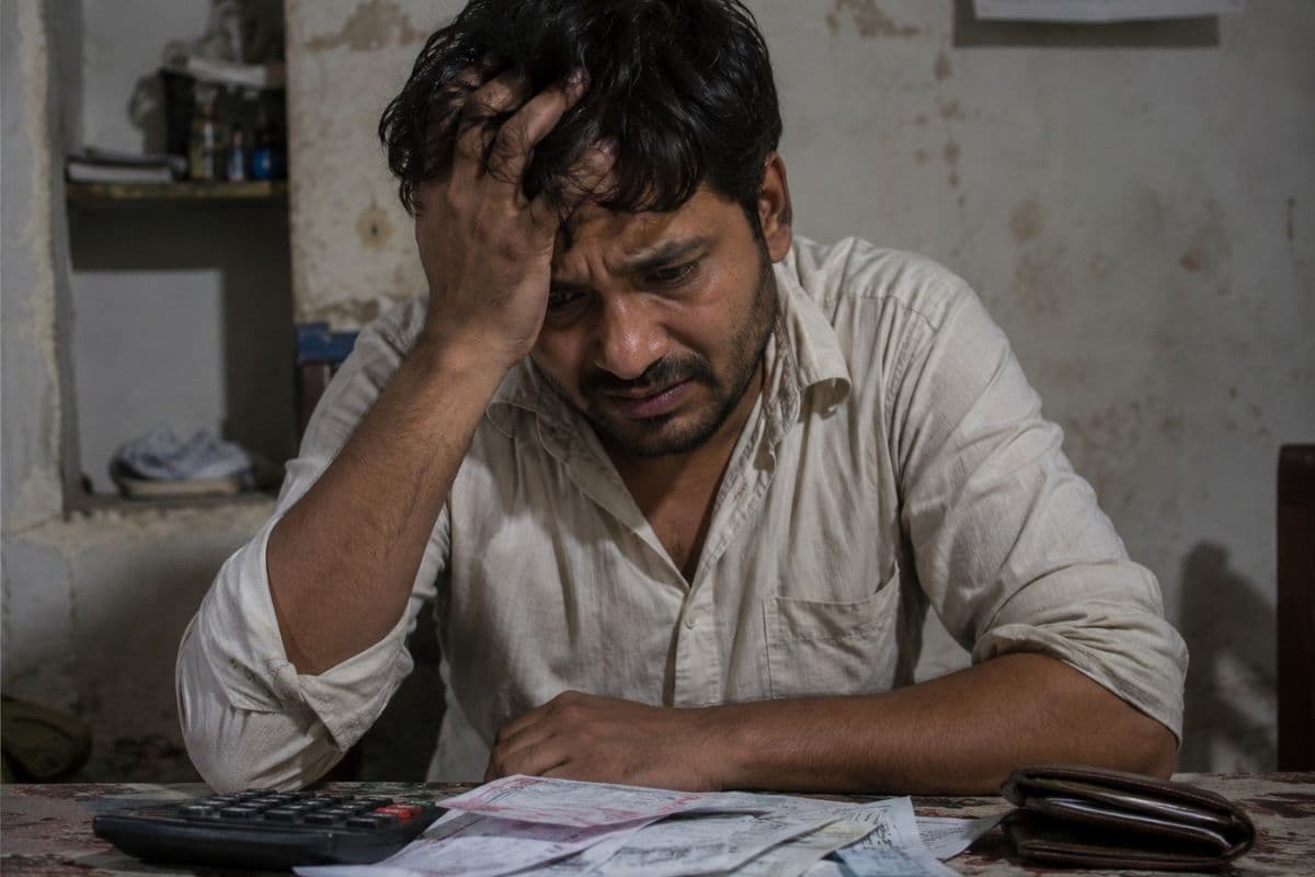 वास्तु टिप्स: हाथ में नहीं टिकता पैसा? घर में रखी ये चीजें हो सकती हैं इसकी वजह 