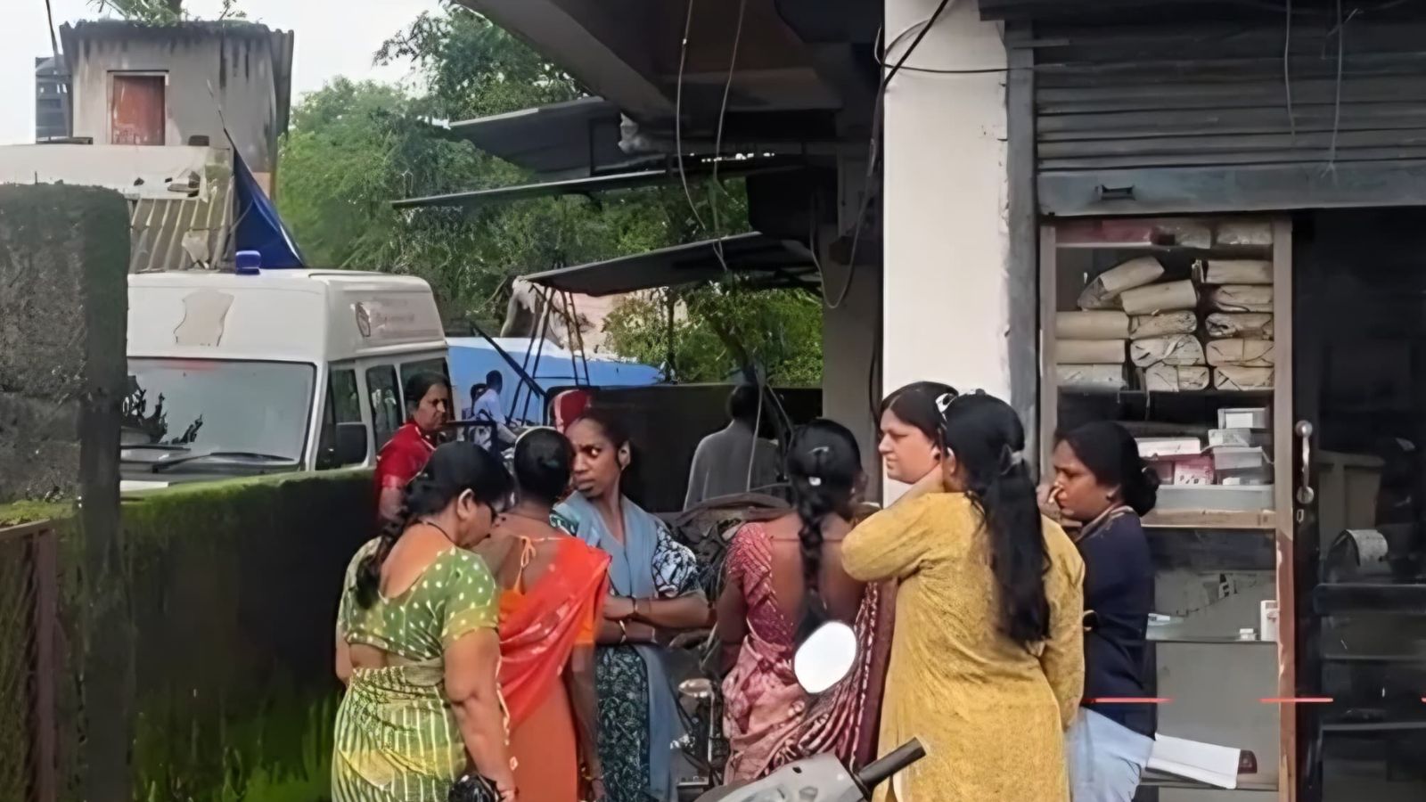 घटनास्थल पर लगी स्थानीय की भीड़
