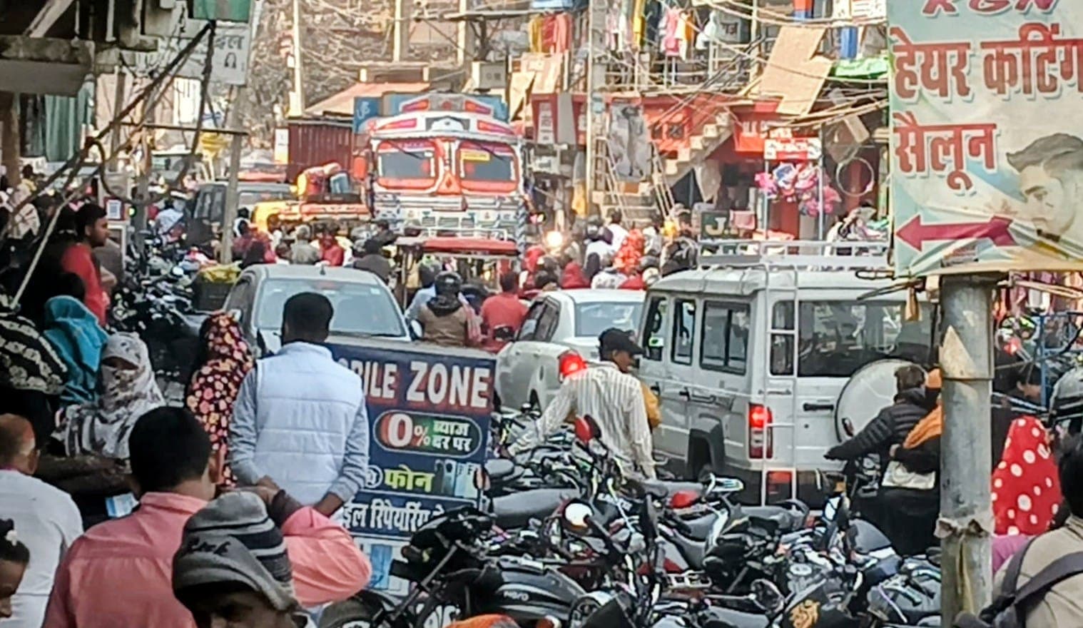 वाहनों की लंबी कतार, लोग हुए परेशान