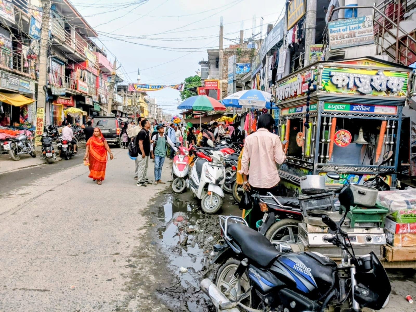 अतिक्रमण और पार्किंग बनी बड़ी वजह