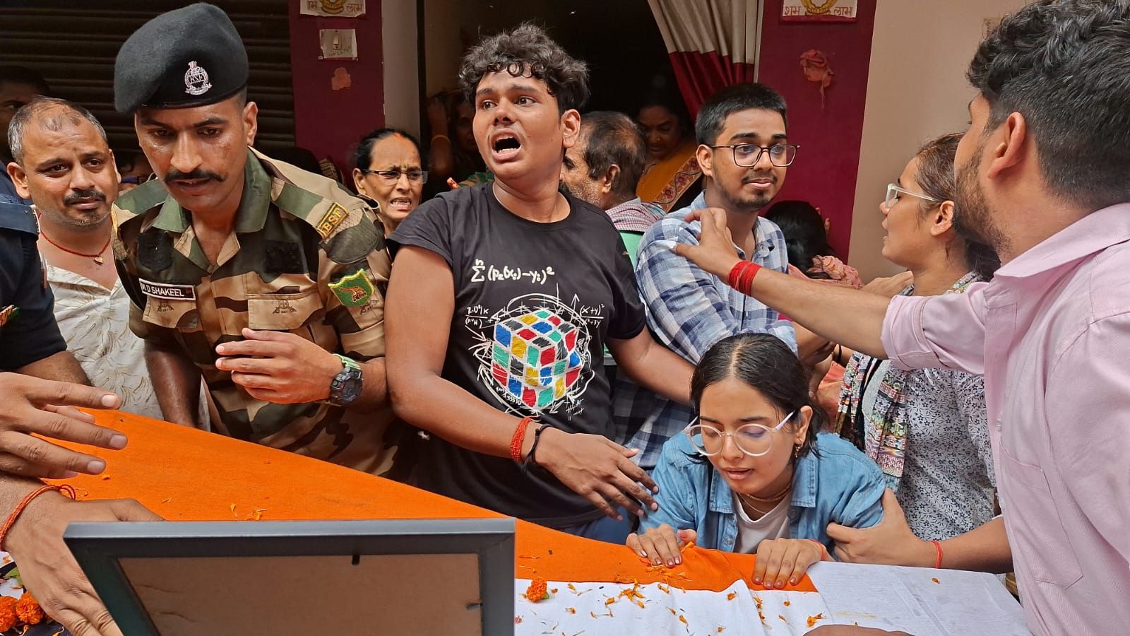 शहीद बीएसएफ जवान जयंत कुमार सिंह को नम आंखों से अंतिम विदाई