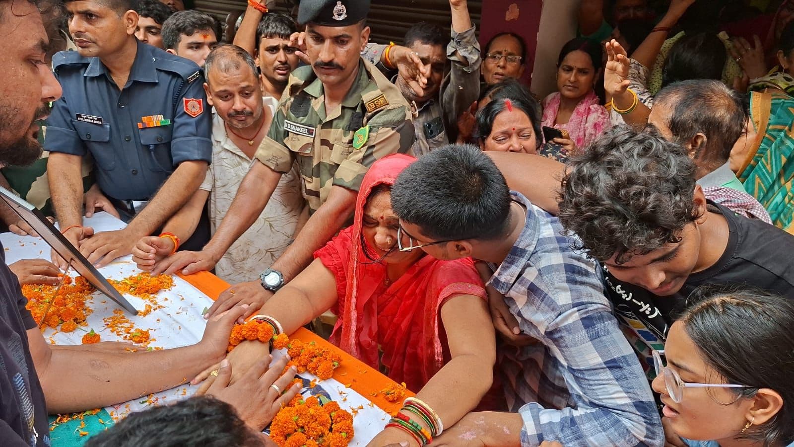 अंतिम दर्शन के दौरान छलका परिजनों का दर्द