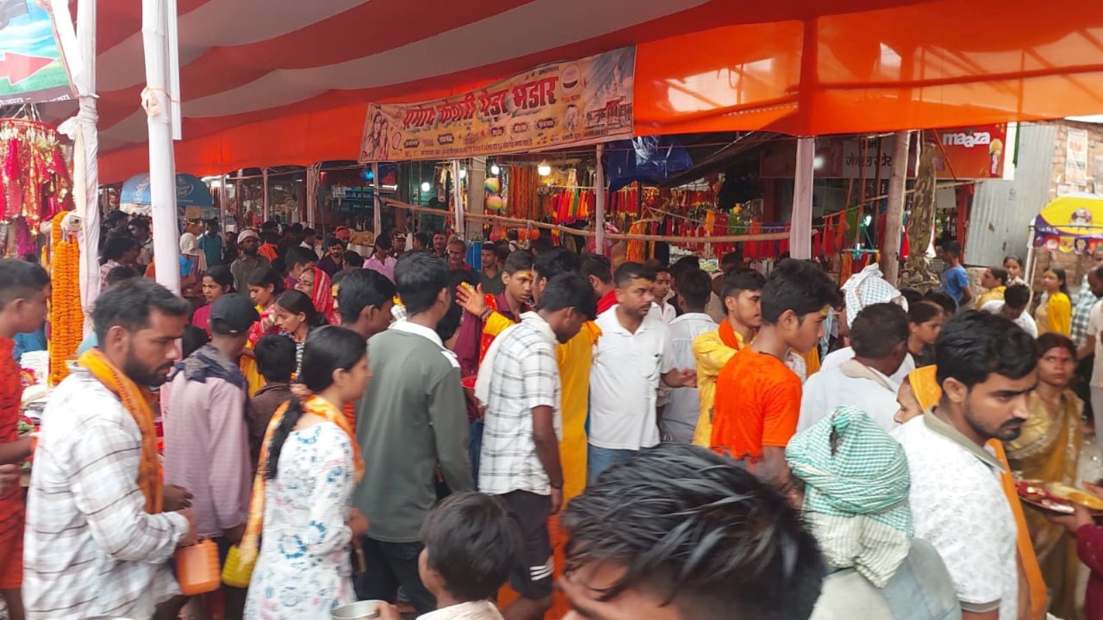मंदिर परिसर में उमड़ा श्रद्धालुओं का सैलाब, लगीं लंबी कतारें