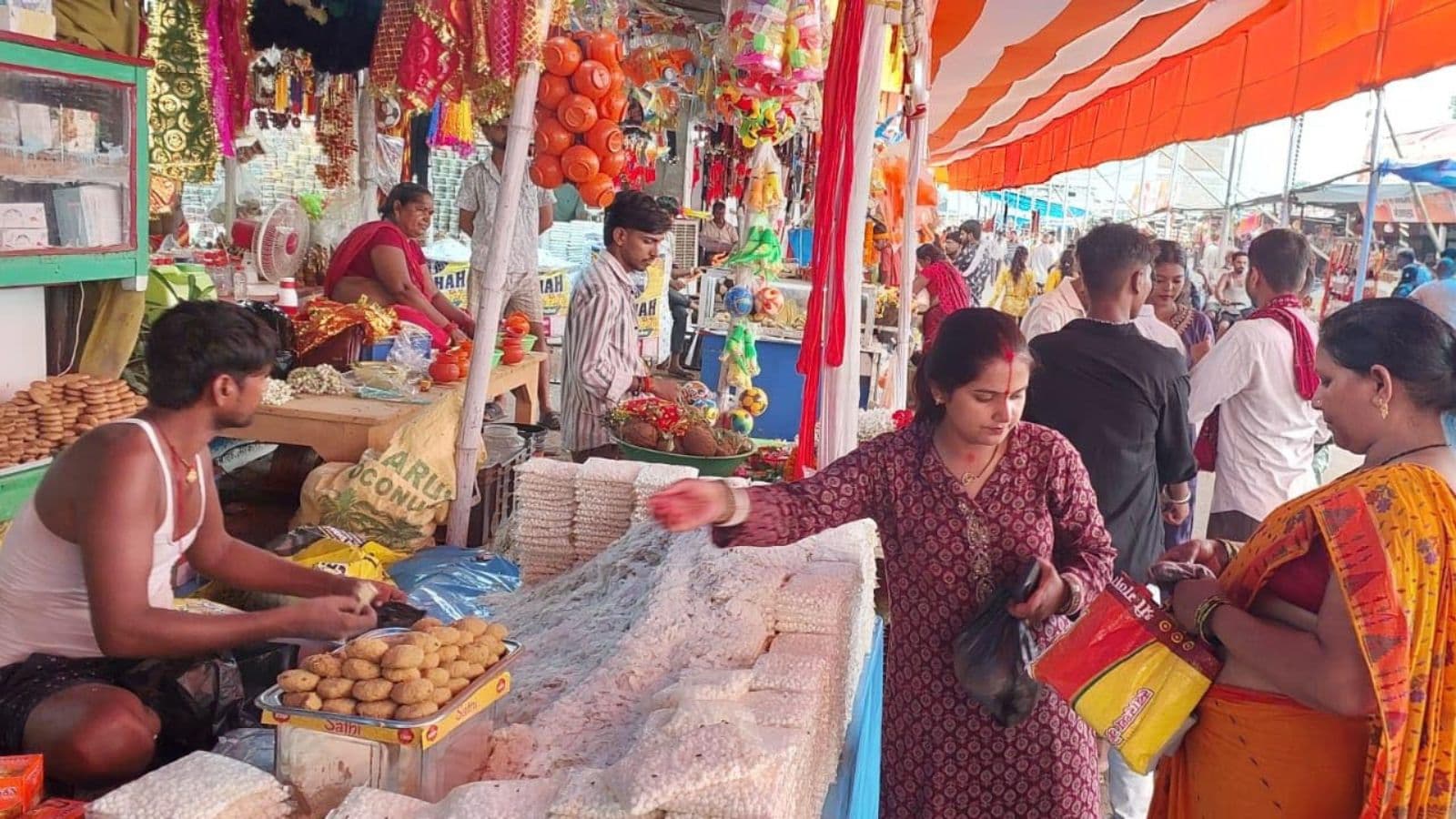 पूजा-अर्चना को लेकर बढ़ी रौनक, चढ़ावा सामग्री की खरीदारी में जुटीं महिलाएं