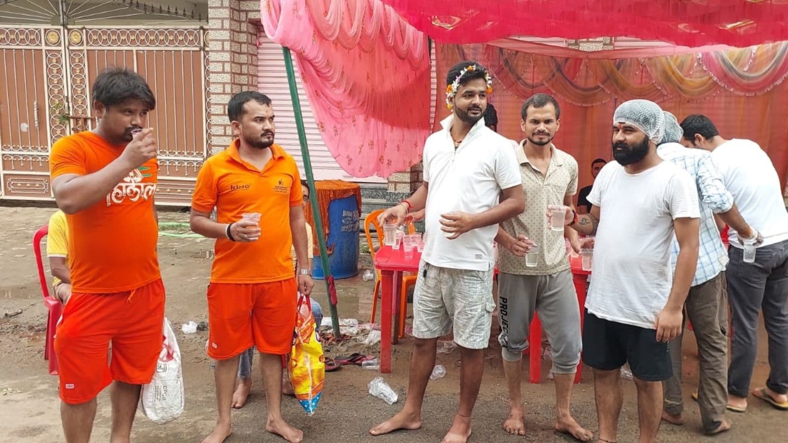 कांवरियों की सेवा में आगे आए सामाजिक कार्यकर्ता, जगह-जगह पिलाया ठंडा पानी और शरबत