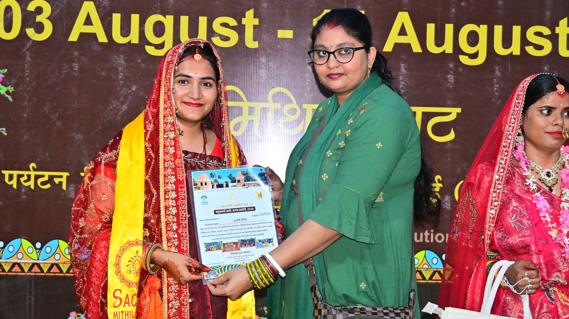 विजेता प्रतिभागी को सम्मानित करतीं अतिथि