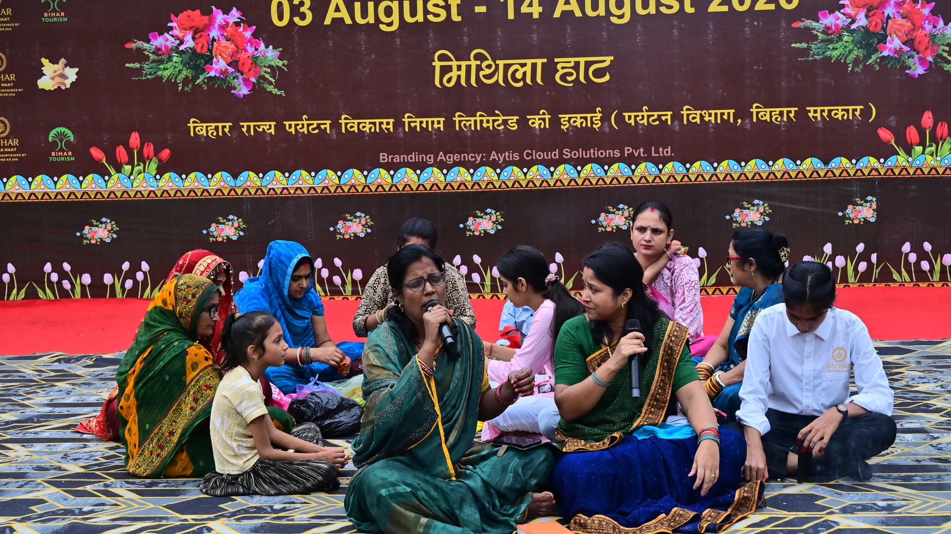 मधुश्रावणी गीतों से गूंज उठा मिथिला हाट