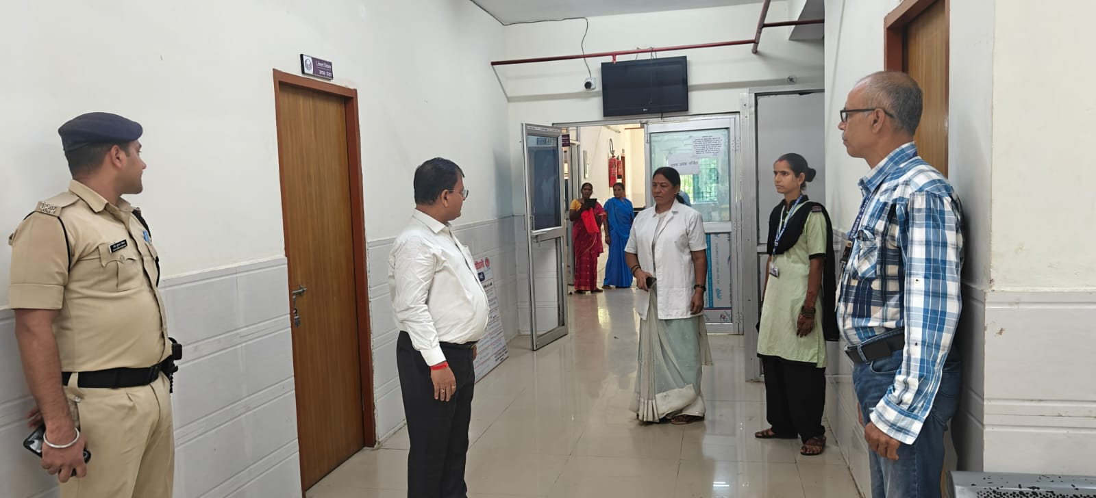 पूर्व सीएम के चहेते अधिकारी माने जाते हैं वर्तमान जिलाधिकारी