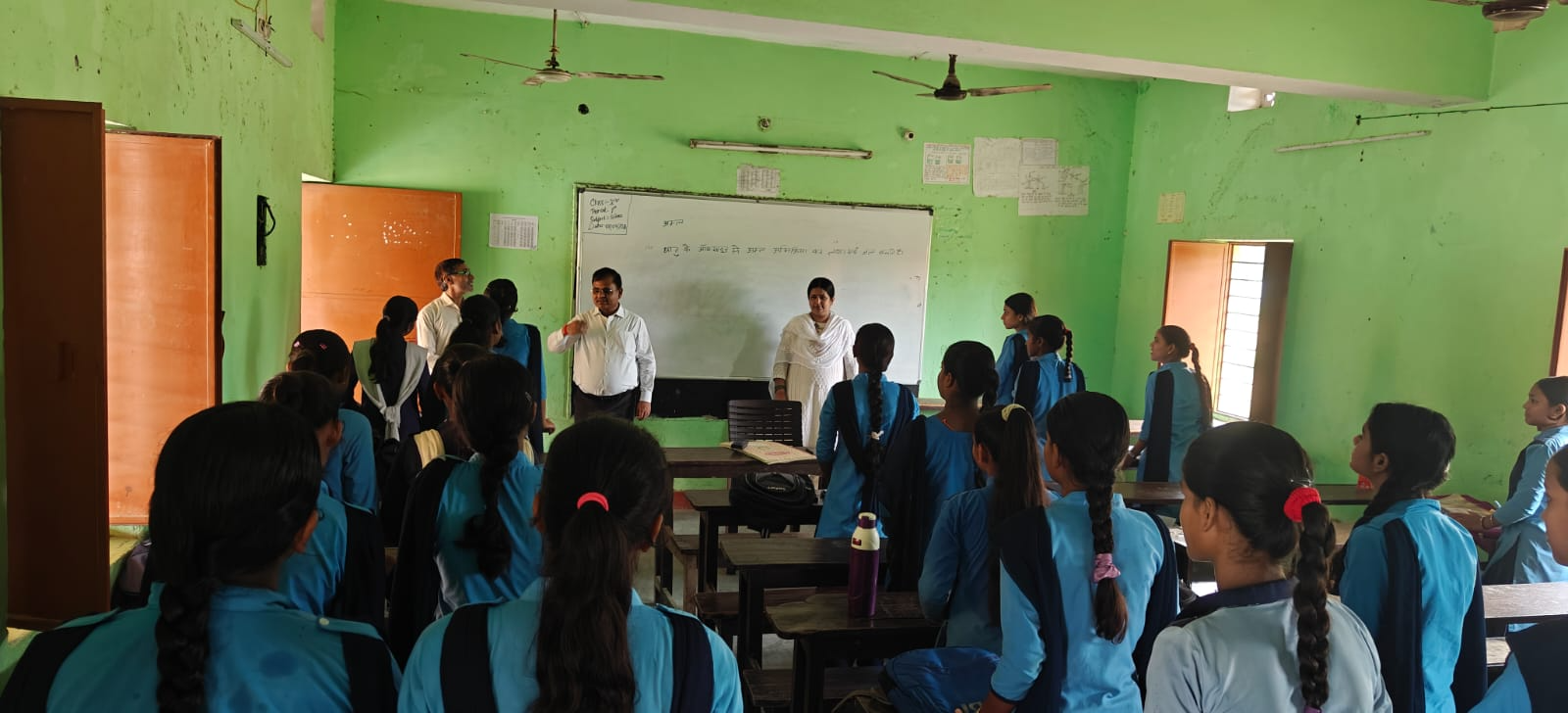 हाथ में चॉक-डस्टर और ब्लैकबोर्ड पर क्लास