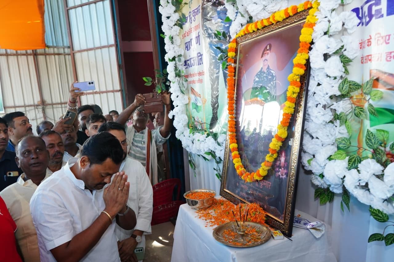 शहीद पिंटु कुमार की तस्वीर को मंत्री ने किया नमन