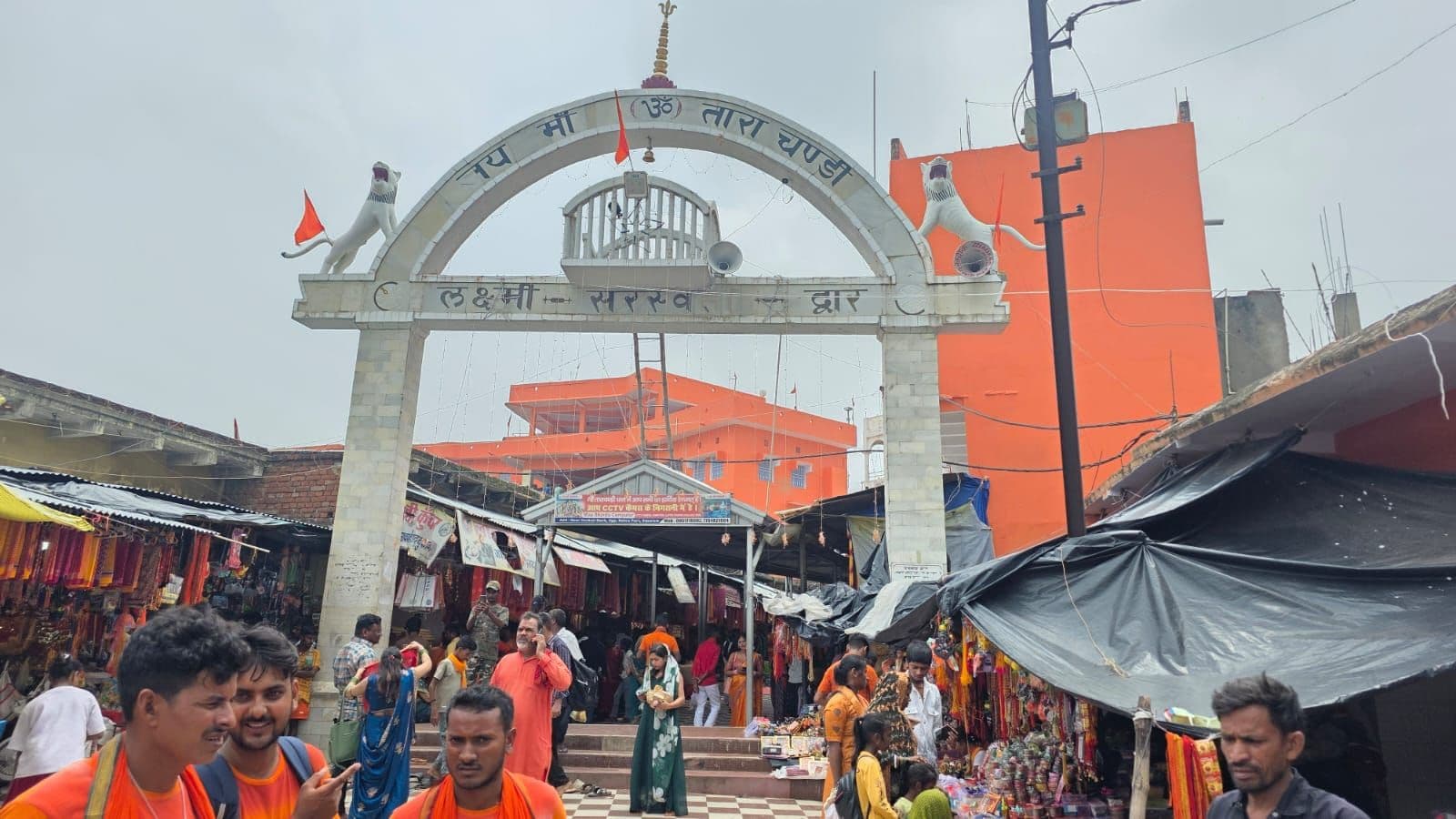 मां ताराचंडी धाम का भव्य प्रवेश द्वार, आस्था से गुलजार परिसर