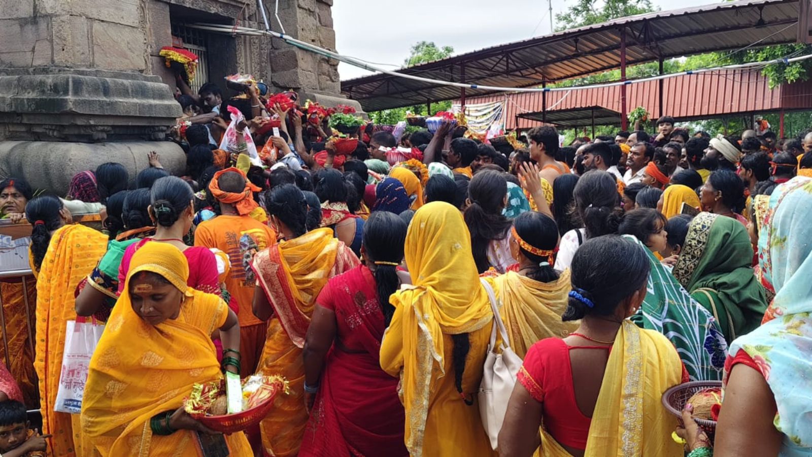मां मुंडेश्वरी धाम में उमड़ा आस्था का सैलाब, दर्शन के लिए लगी श्रद्धालुओं की कतार