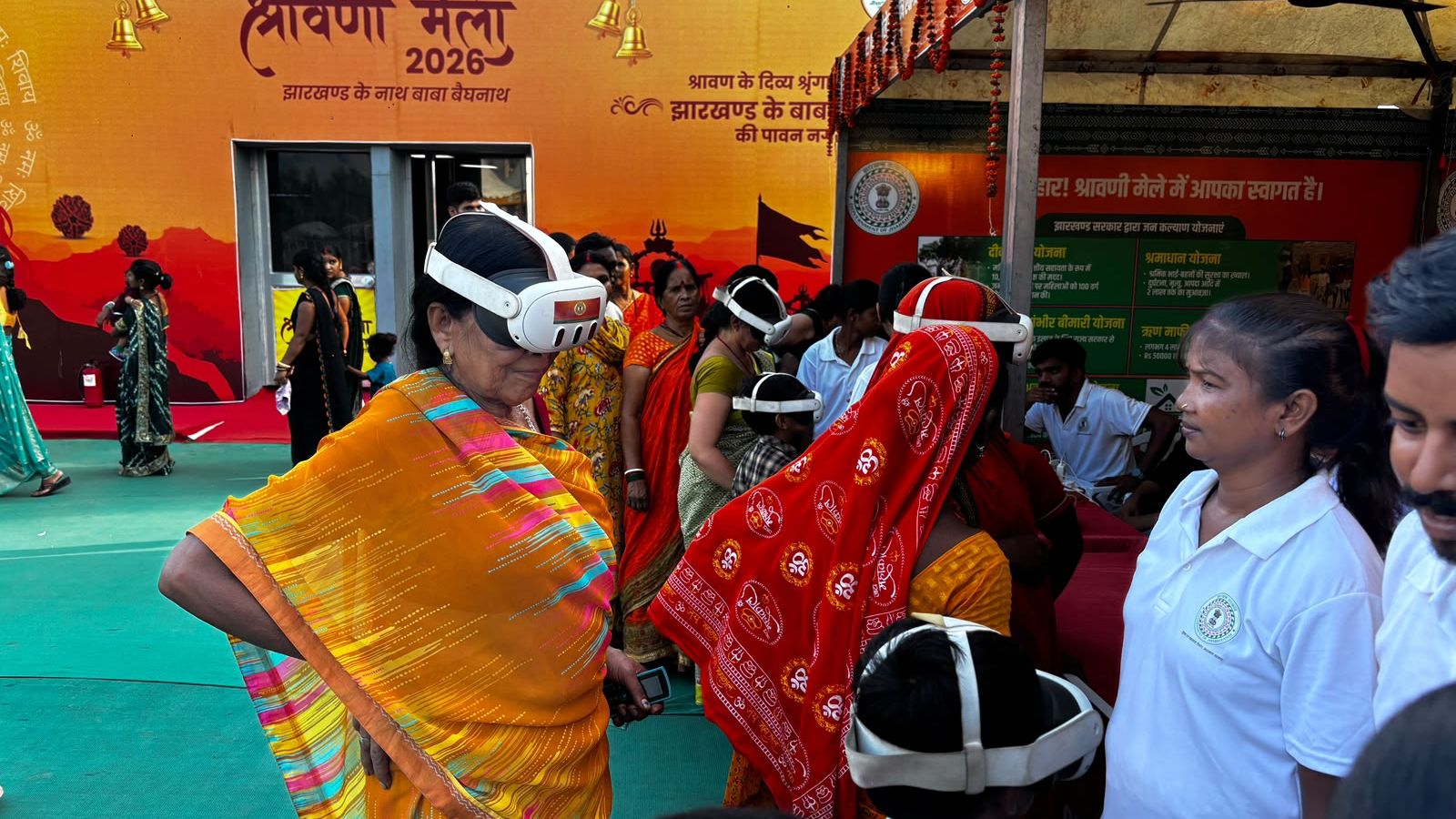 वीआर के जरिए बाबा धाम का इतिहास देख रहे श्रद्धालु 
