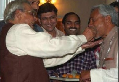 नीतीश कुमार को मिठाई खिलाते अटल जी 