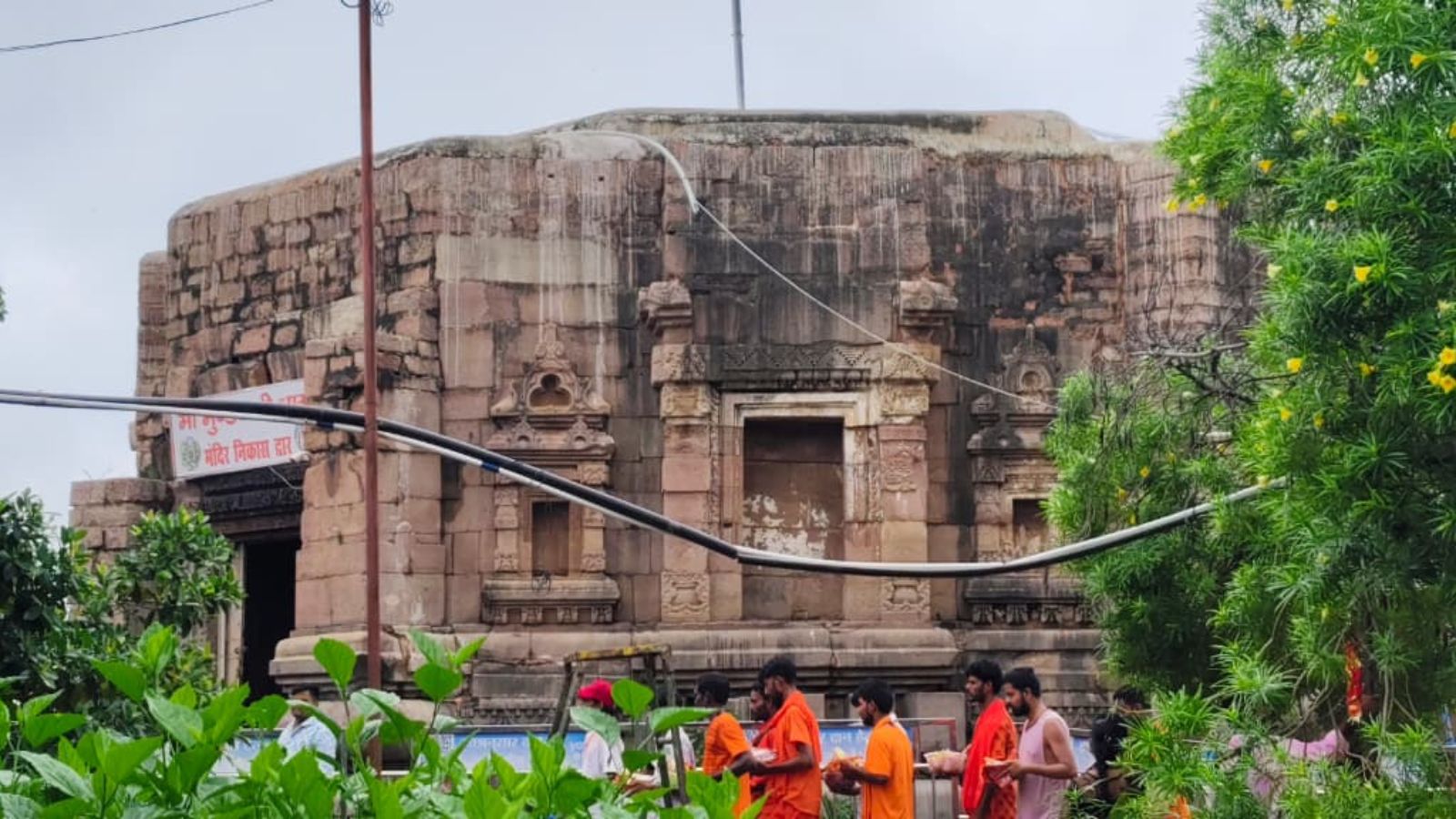 विदेश से भी आते हैं श्रद्धालु