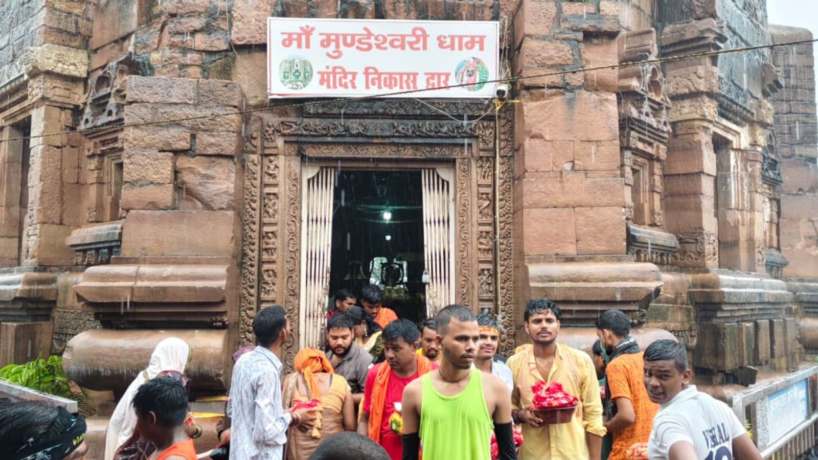 क्या कहते हैं मंदिर के पुजारी