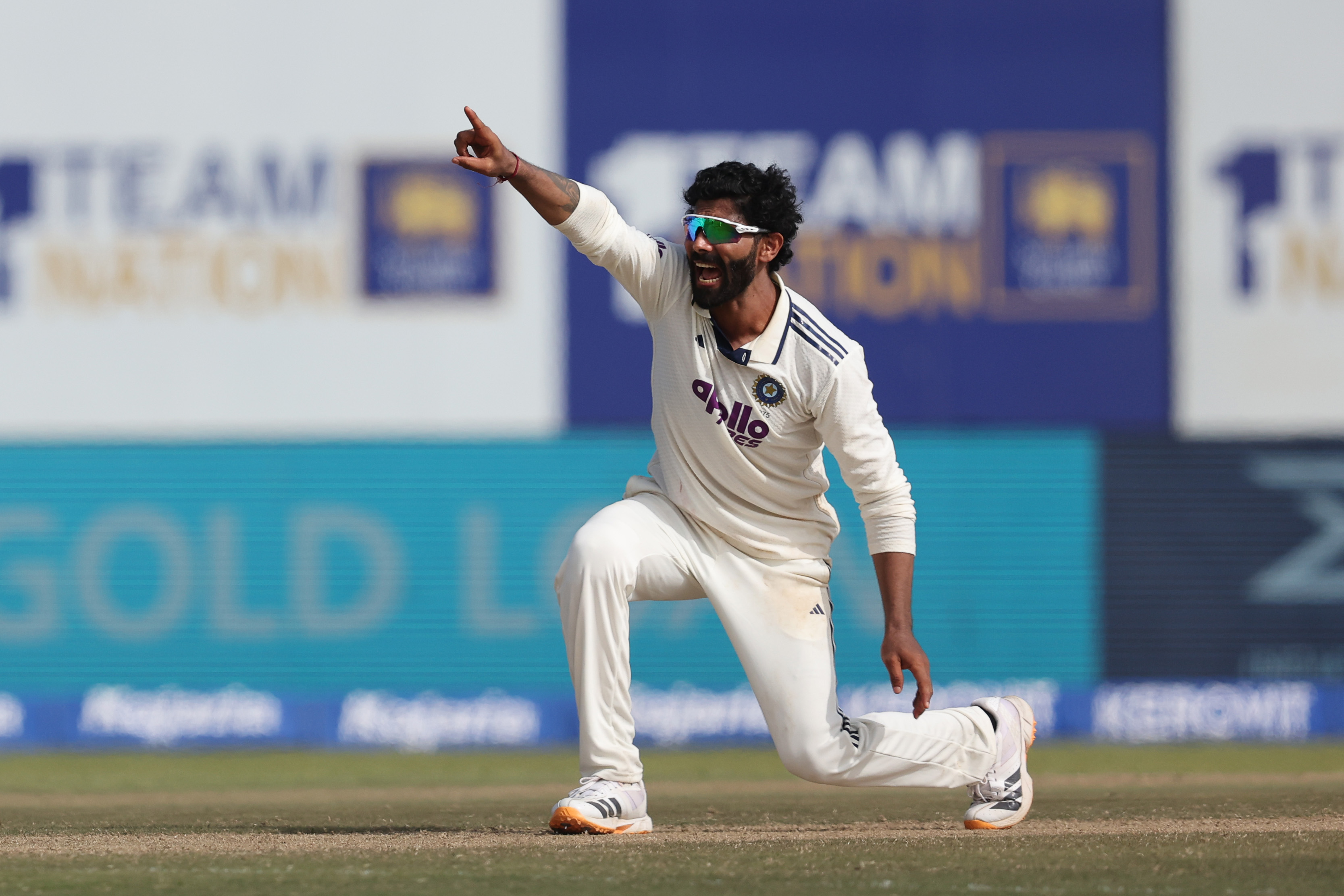 LBW की अपील करते जडेजा