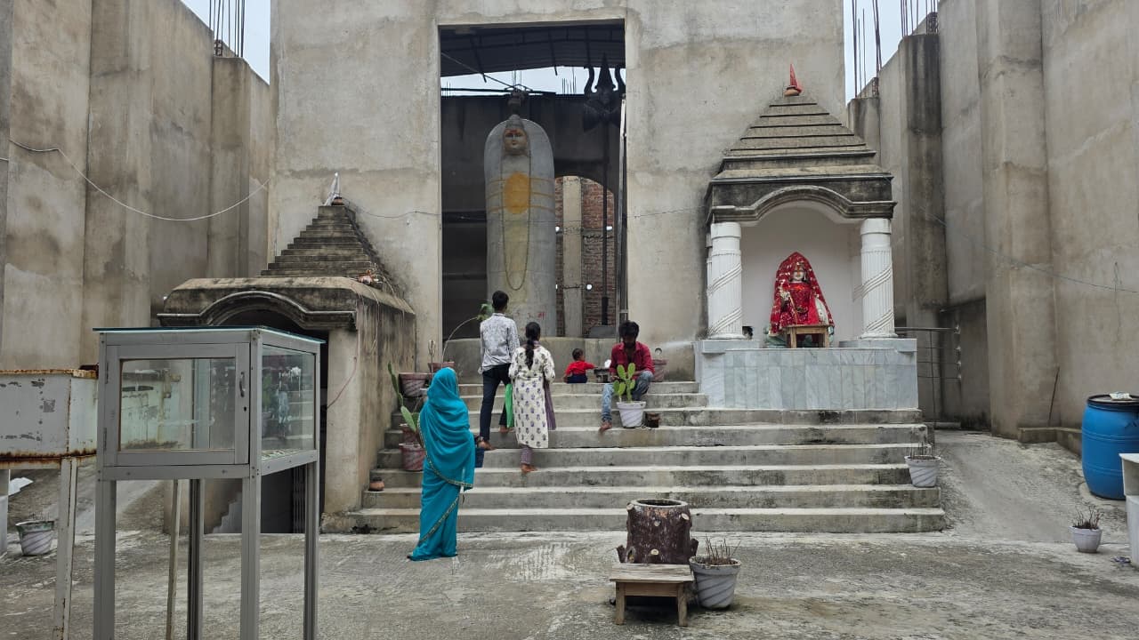 विशाल शिवलिंग के साथ विराजमान है बाबा दूजेश्वर नाथ का मुख्य मंदिर