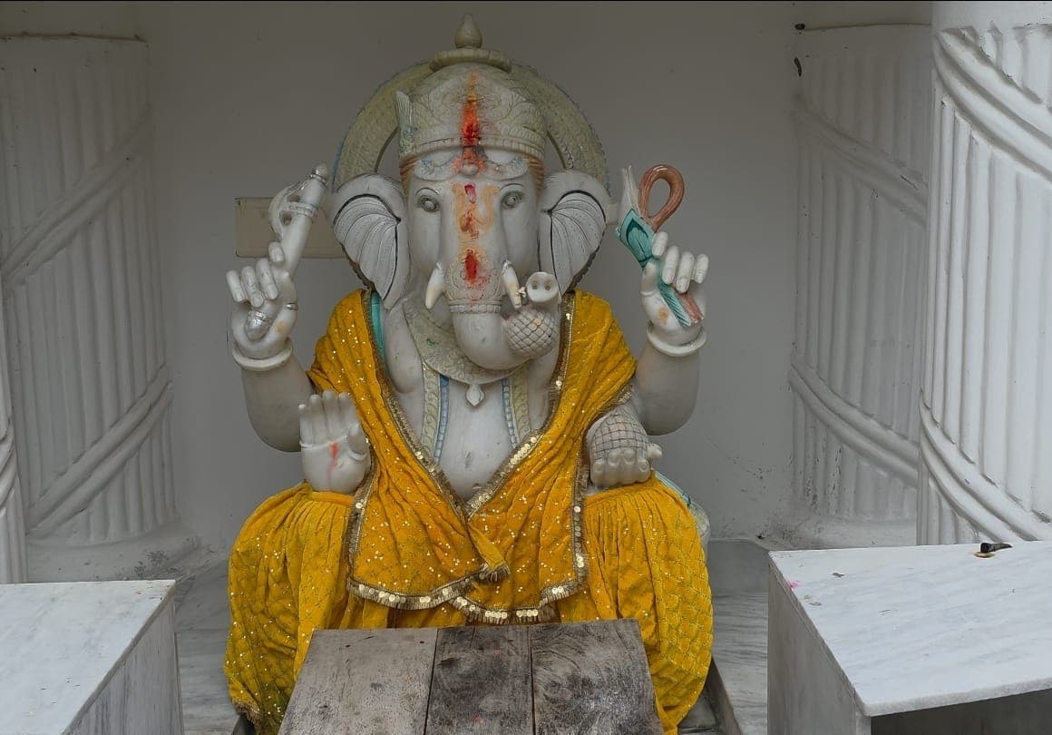 शिव दरबार में विराजमान गणपति, भक्तों की आस्था का केंद्र