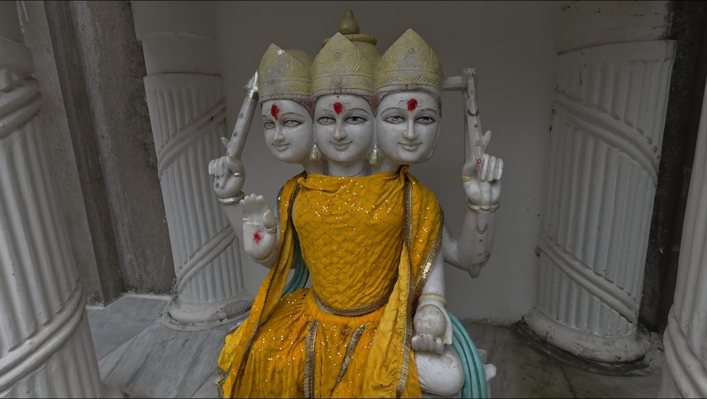 बाबा दूजेश्वर नाथ मंदिर में भगवान कार्तिकेय की प्रतिमा